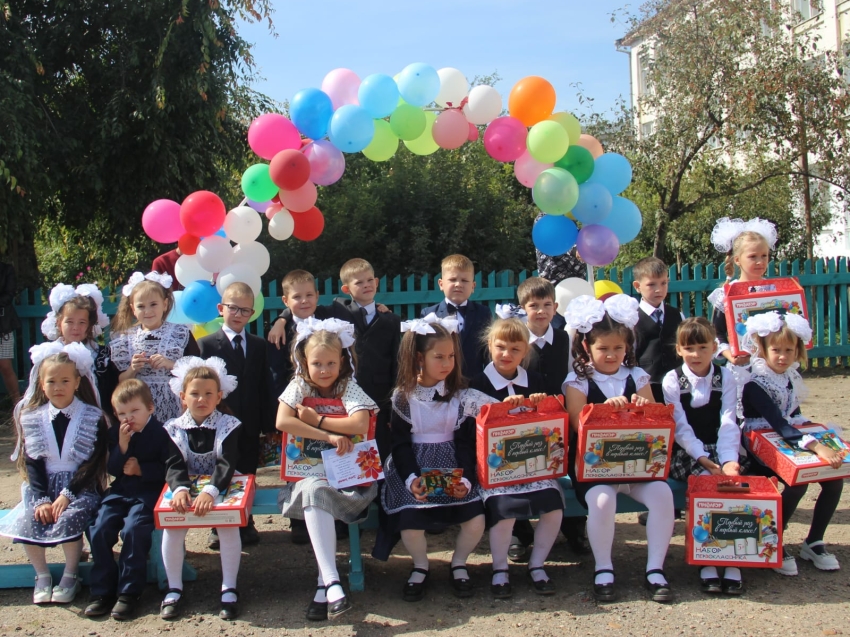 К началу учебного года первоклассникам Сретенского района вручили подарки